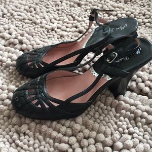 Black heels EUC...